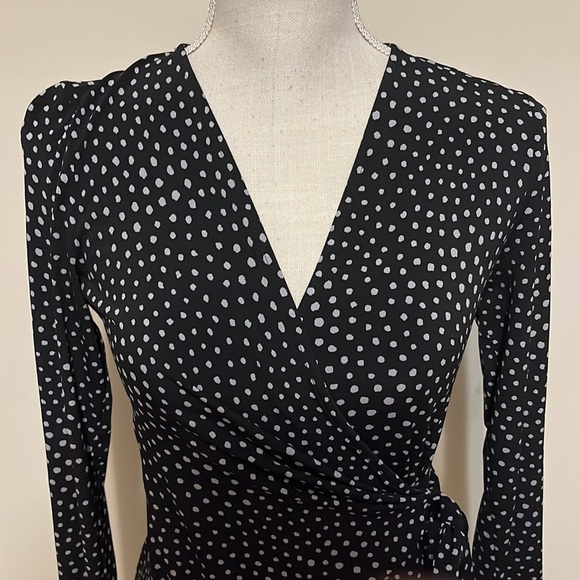 Anne Klein faux wrap top.!Blk/white. Sz sm - Picture 2 of 7